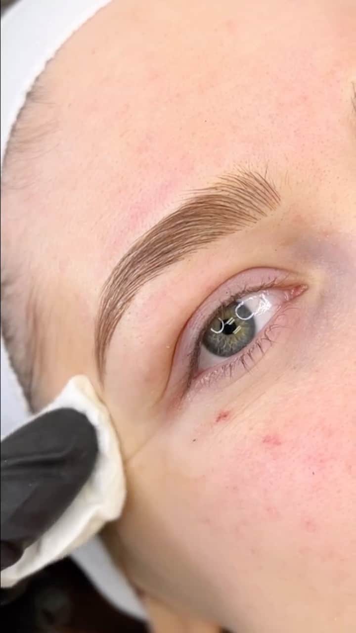 Haley Wightのインスタグラム：「Asymmetrical brows? I gotchu 😎 Obsessed with these natural fluffy nanobladed brows! To book with me just call or visit our website! (602)809-9405 | daelascottsdale.com  Links and info also in my bio! ✨  #microblading #nanoblading #microbladed #nanobladed #arizona #phoenix #scottsdale #tempe #brows #ombre #ombrebrows」