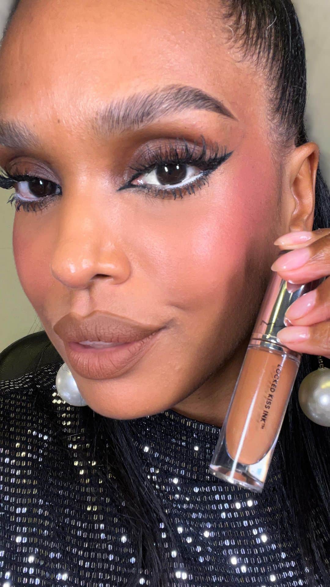 M·A·C Cosmetics BRのインスタグラム：「Lançamento Locked Kiss Ink. Assista a live que a Artista Nacional @katiaraujomakeup conta tudo sobre o novo batom líquido da M.A.C que promete duração de até 24 horas, com muito conforto, sem desbotar, à prova de transferência e à prova de beijo.   #MACLOCKEDKISSINK」