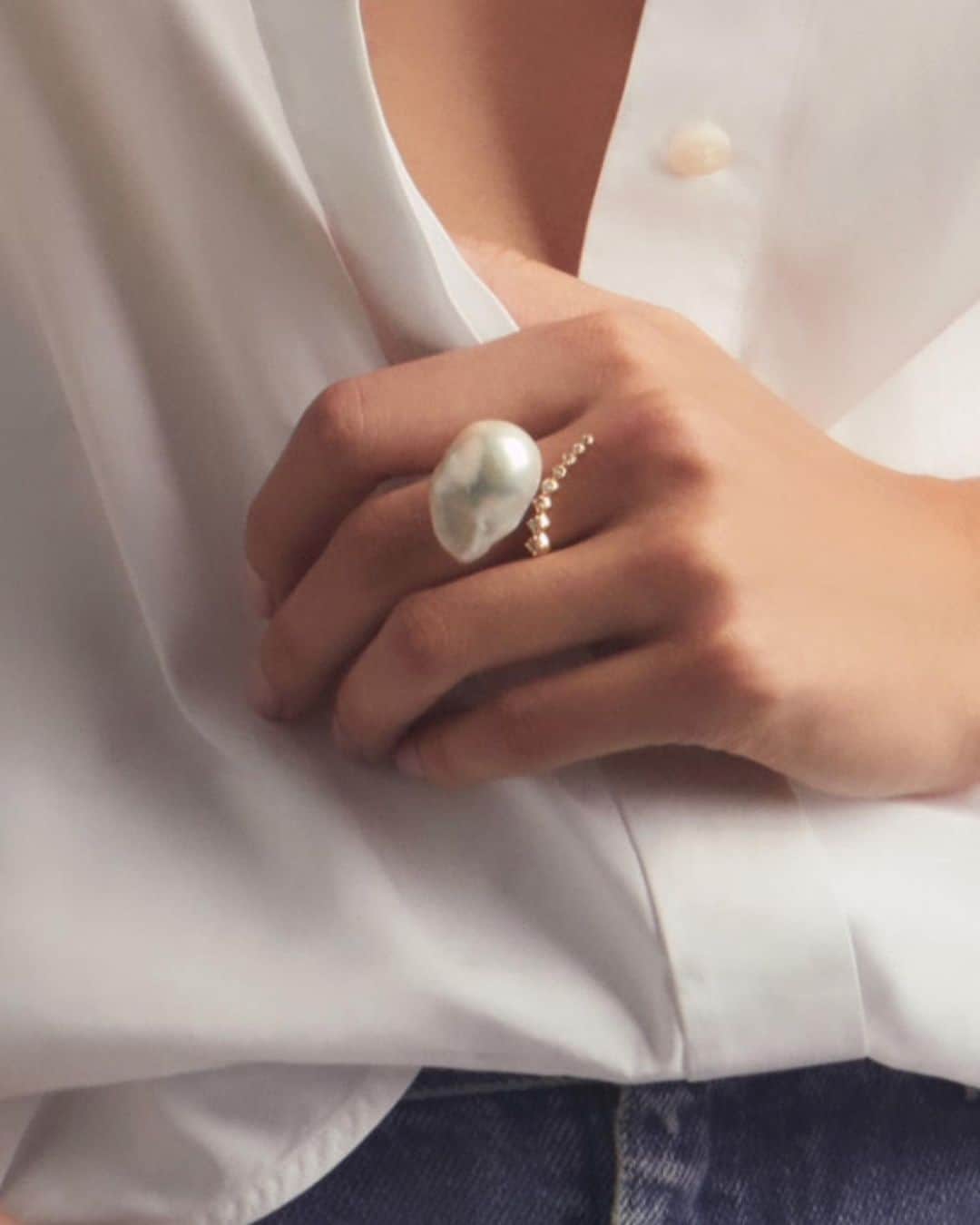 M I Z U K Iさんのインスタグラム写真 - (M I Z U K IInstagram)「Forever in boyfriend shirt✨  How do you style your favorite shirt?  Moi?  I love to wear a statement ring. Baroque pearl with cascading diamond open ring is my favorite.  #mizuki #mizukijewels #mizukijewelry #modern #pearl #diamond #ring #jewelry #jewellery #seaofbeauty #modernpearls #signature  #icon」4月13日 2時07分 - mizukijewels
