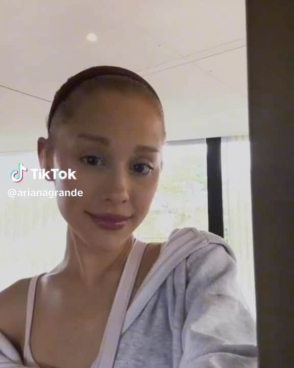 ベラ・ハディッドのインスタグラム：「@arianagrande 🤍. you never know what someone is dealing with mentally or physically. Disease or depression . Grief or heartache. You just don’t, and you will never know until you walk in a day in their shoes. Instead of unsolicited advice or opinions, judgement or aggression, just try to offer a helping hand and be kind. There is always a reason for the way people look/feel , so try to be soft , especially when you don’t know someone or what they’ve been through. Instagram is not real and we need to look deeper and consciously remind ourselves that each of us are just human beings trying our best. So next time someone wants to write a nasty article to make fun, or a mean comment to get some likes , just remember that. If someone wants to talk badly about another person , remove yourself from the conversation. It’s so much cooler to be kind. Love you guys. And love you Ari. This is so important , I am very proud of you. It will help so many people. Thank you.」