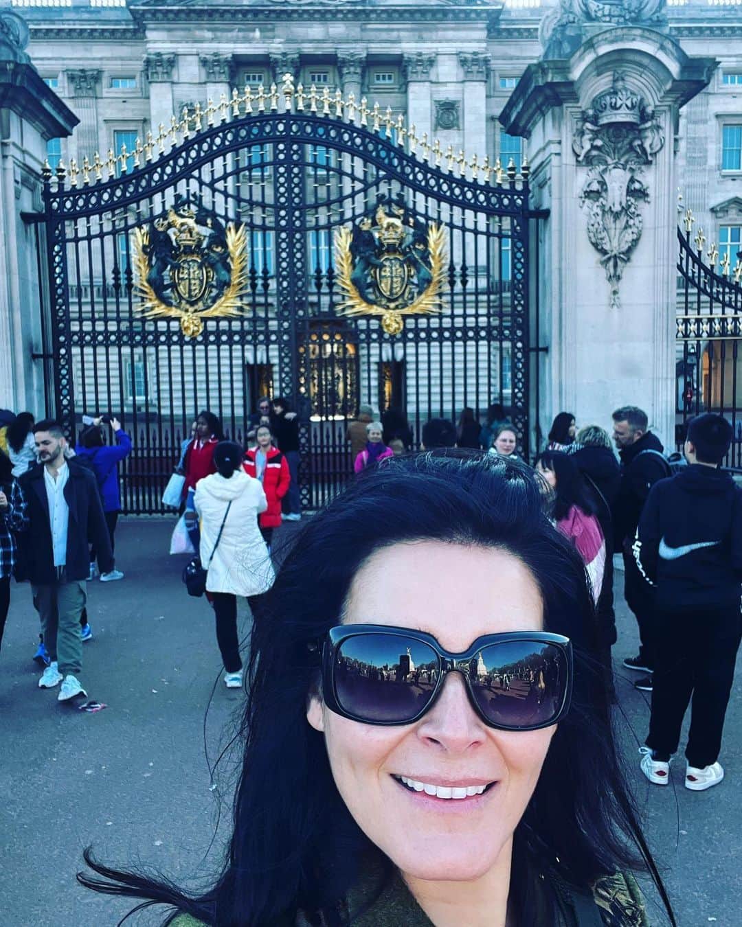 アンジー・ハーモンのインスタグラム：「London drop… & I lit a candle for you!   #blessed #grateful #fae #idontliketheworddump」