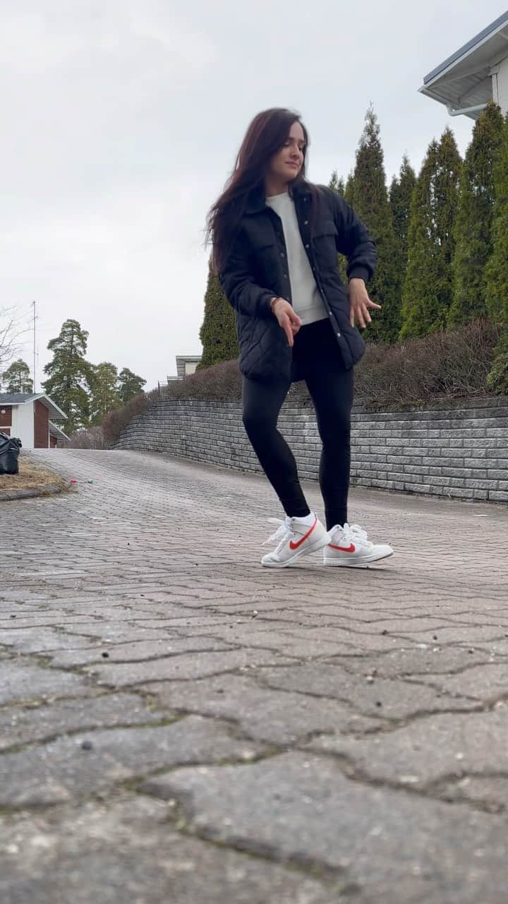 チャチー・ゴンザレスのインスタグラム：「Trying to dance this sickness away 😷😅」