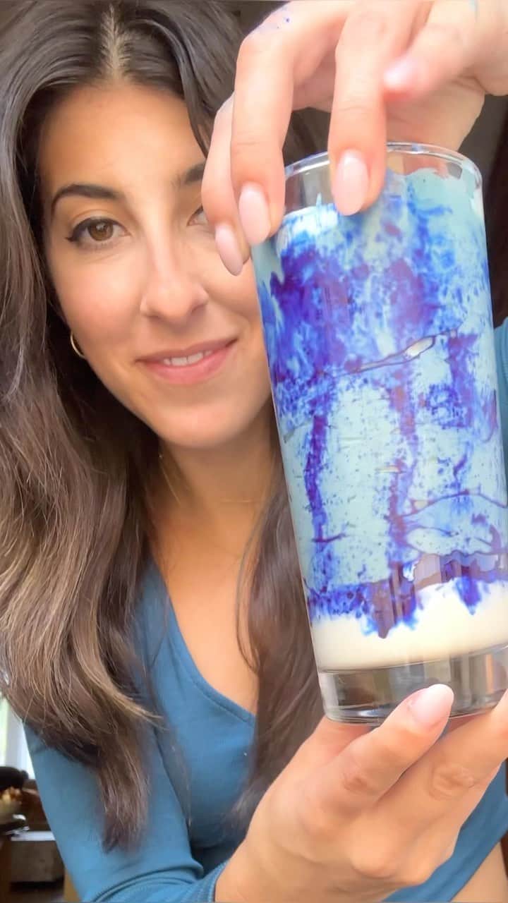 Chobaniのインスタグラム：「This trending coconut cloud smoothie is as delicious as it is beautiful 💙🥰 and it’s super easy to whip up at home!  Cloud Smoothie   🥛 Ingredients (for 2 servings) 🥛 ½ cup Chobani Oatmilk Extra Creamy  1 frozen banana  1 avocado frozen (or 1 cup frozen avocado chunks) ½ cup frozen pineapple chunks 1 tablespoon almond butter 2 teaspoons blue spirulina powder 2 (5.3-ounce) containers Chobani Coconut Greek Yogurt  Drizzle of honey (optional)  ☁️ Directions ☁️ 1️⃣ In a blender, add the oatmilk, banana, avocado, pineapple, almond butter, 1 teaspoon blue spirulina powder, and 1 container of yogurt. Blend until smooth—it should be very thick and creamy. Taste for sweetness, and add in some honey if you’d like it sweeter.  2️⃣ Spread a heaping spoonful of the remaining yogurt on the bottom of 2 serving glasses, reserving at least two tablespoons. Carefully sprinkle the remaining spirulina powder along the inner side of the 2 glasses. Pour the blended smoothie into the glasses. Top each glass with another heaping spoonful of yogurt. Drink with a straw and enjoy!」