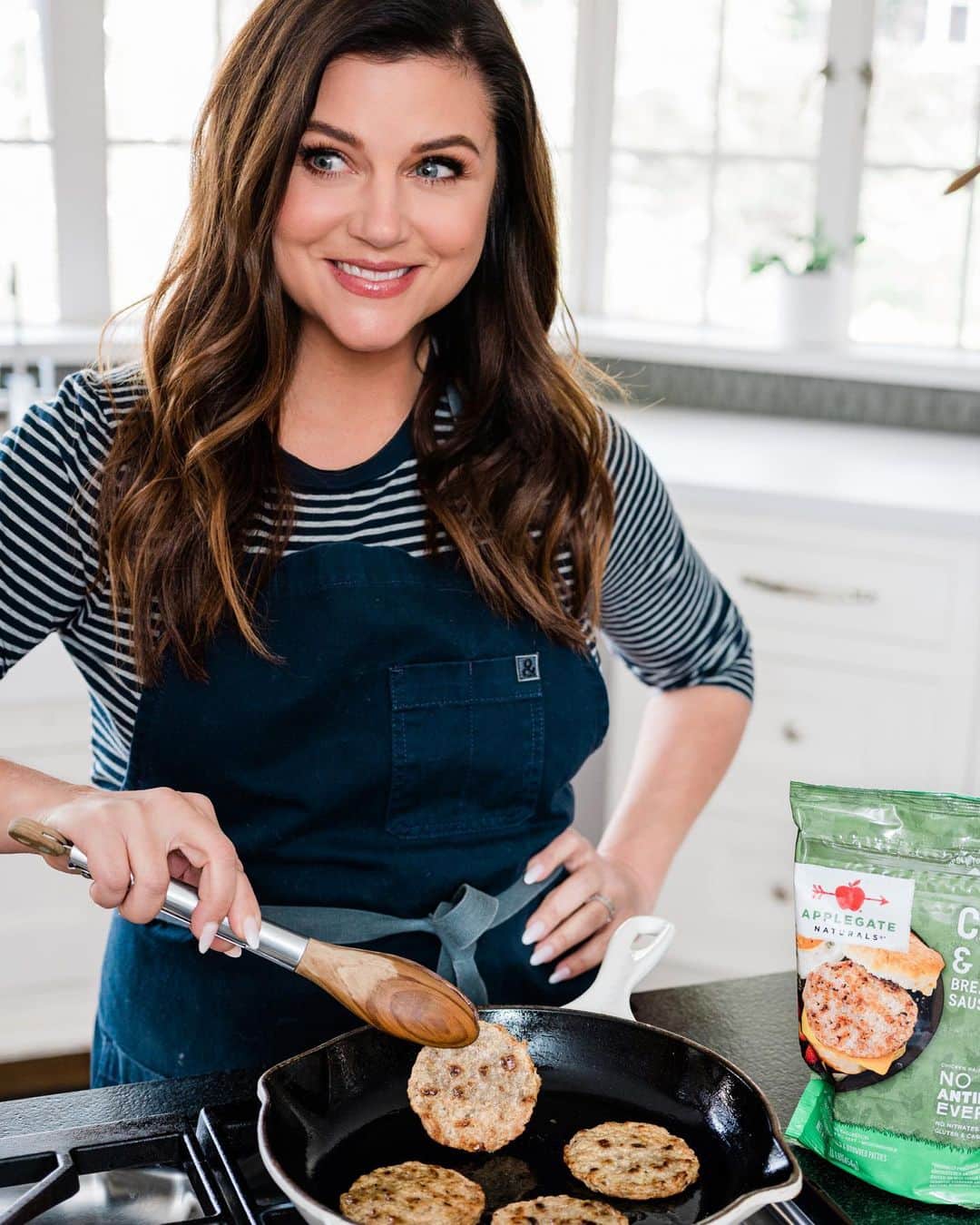 ティファニー・ティーセンのインスタグラム：「Springtime of course means brunch time and my brunches aren’t complete without #applegate Chicken and Sage Sausage Patties. They are the perfect combo of sweet and savory. Follow @applegate for some more Springtime flavor and savor inspiration.」