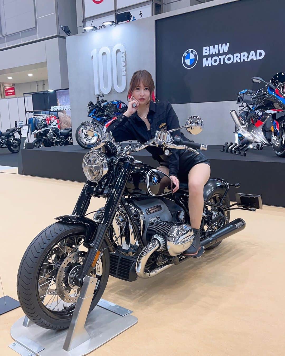 奥村美香のインスタグラム：「東京サイクルモーターショーの時の写真🥹 バイクカッコ良すぎる✨ また乗ろうかな〜🥹✨w  BMWブースでお仕事☺️💓  また色んなイベントに参加しますので 会った時は声掛けてねわ🥰  #東京サイクルモーターショー #モデル #ハーレー #ハーレー女子　 #東京ビックサイト　#BMW #バイク #バイク好きな人と繋がりたい」