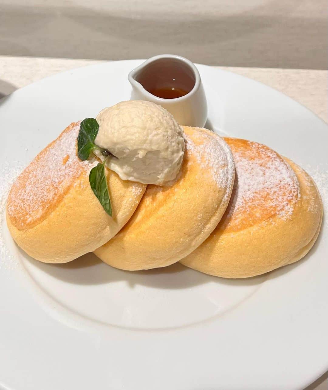 アレクサ・ロジーのインスタグラム：「food i can’t stop thinking about   1. soufflé pancakes in kyoto. i’m going to try to make a little video creating them on here  2. @broadstreetoysterco lobster roll & fries. also their oysters are unreal.  3. @saltiegirlla seafood platter has my heart forever  4. @jonandvinnydelivery take away pizza is perfection  5. DIN TAI FUNG!!!!! dumpling game so strong and the best excuse to walks around century city mall for two hours  6. banana pancakes at the beeeachwooood caaafaaayyy 🎶 7. dudley market. love of my life. best burger in la. maybe my favorite oysters too?  8. nuggets!! tots! diet coke & extra ranch at home state  9. don’t come for me. only in america. 10. sometimes you just want some guacamole from pinches. what can i say.」