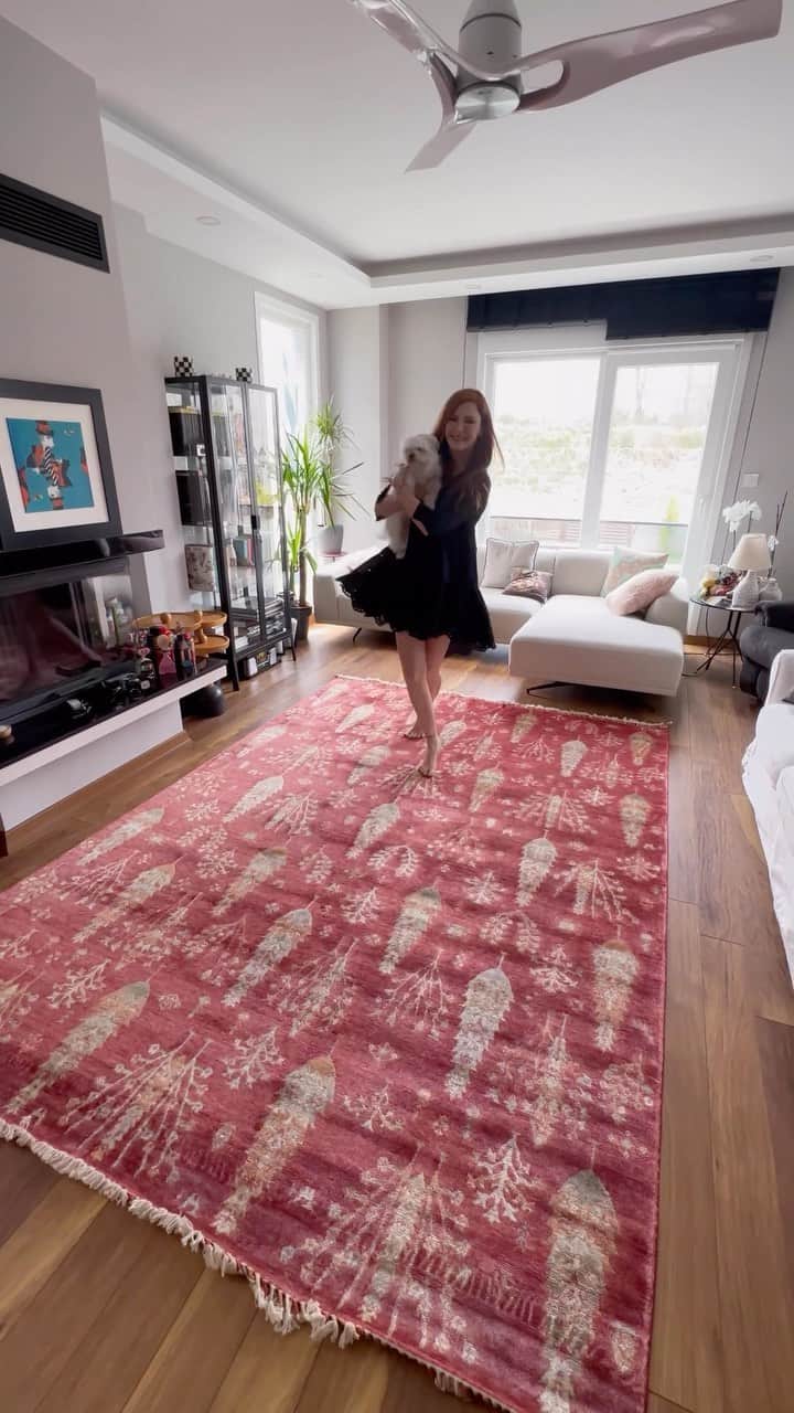 Mine Tugayのインスタグラム：「Empera koleksiyonunda yer alan leke tutmaz, kolay yıkanabilen halıları gördünüz mü? Evime çok yakıştı:) seçtiğim diğer halı çeşitleri için de Mine Tugay x Empera koleksiyonuna empera.com adresinden ulaşabilir, kolayca sipariş verebilirsiniz.  #ÇokYakışırEmpera #halı @empera  #işbirliği」
