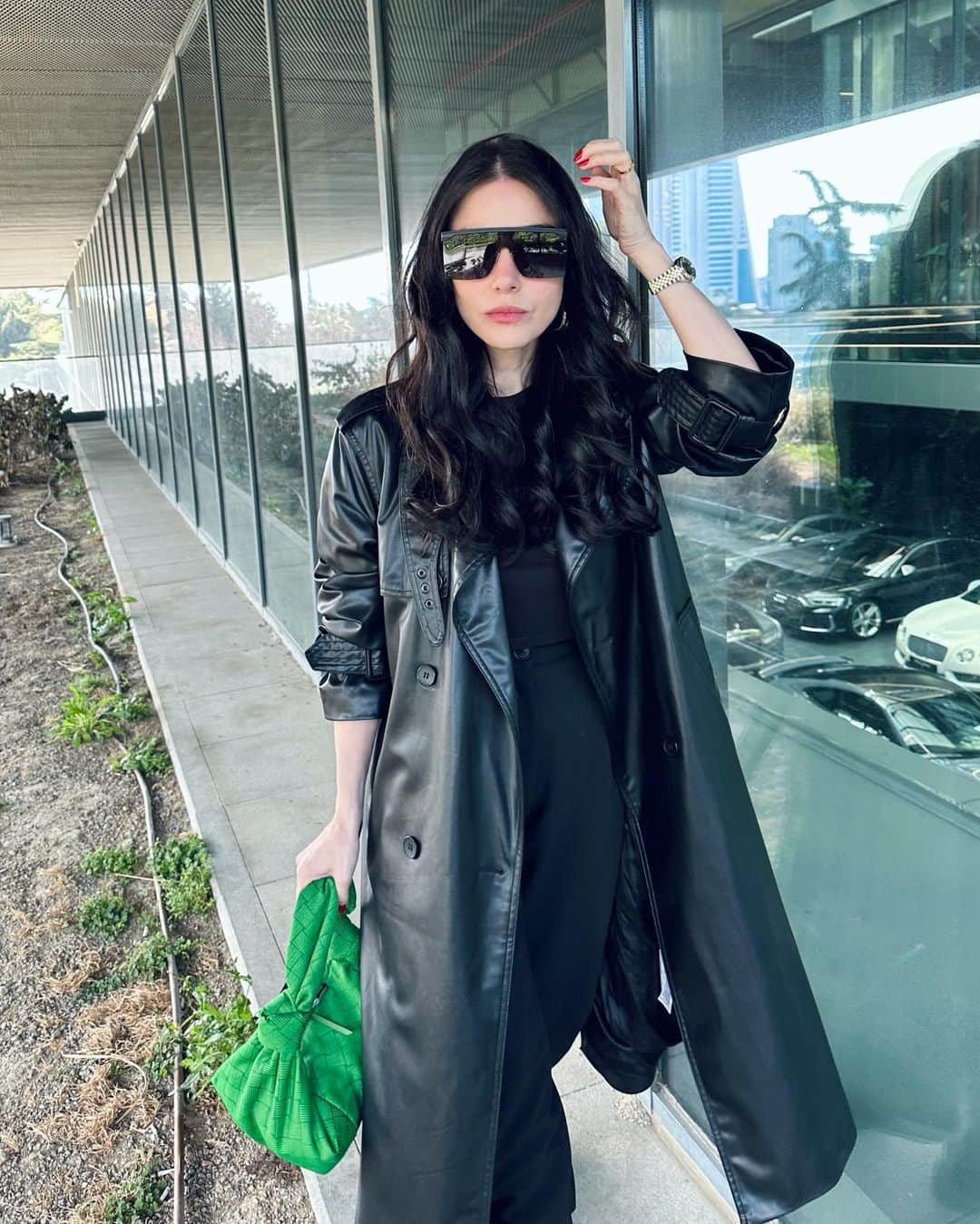 Ozge Gurelのインスタグラム：「Back to black 🖤 güneşi görene kadar😒🦦」
