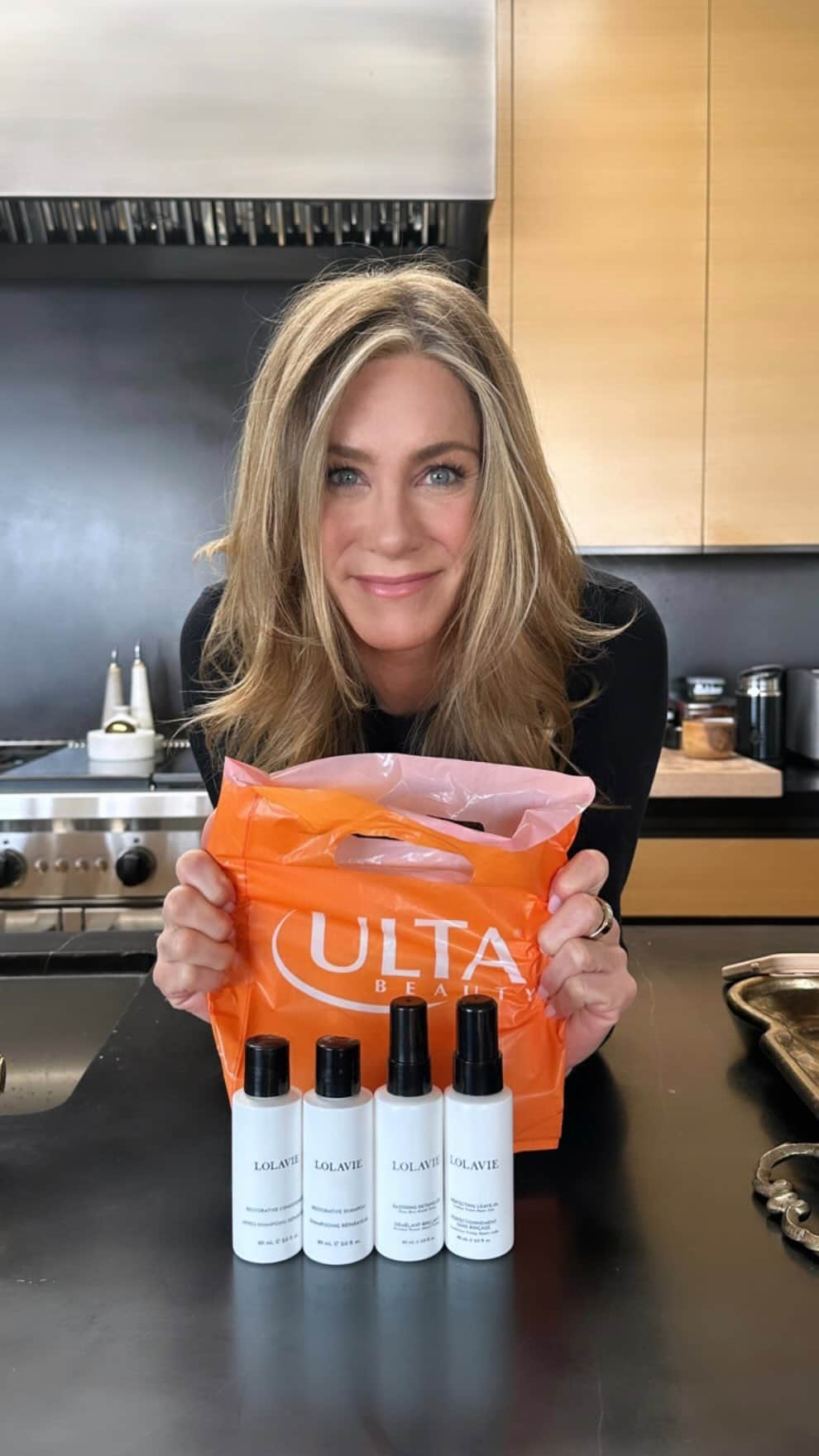 ジェニファー・アニストンのインスタグラム：「BIG NEWZZZZ! 🥳🧡 @lolavie is COMING SOON to @ultabeauty 💃🏼💫💁🏼‍♀️」