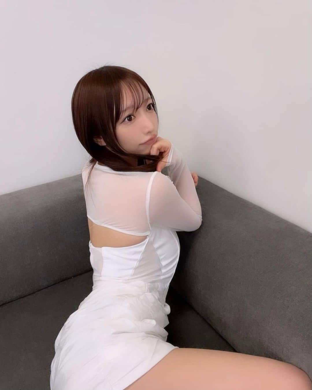 清水あいりのインスタグラム：「春みたいな服を着ました  先日、翔太さんのところで 今回も素敵に仕上げて頂きました いい感じの茶色でお願いしますって言ったら こんなにいい感じの色味に… エクステも自然でとても良き 髪が生き返りました  いつもほんとに ありがとうございます涙  とにかくいい感じにしてくださるので 気になる方はぜひです、プロフェッショナル👼🏻💕」