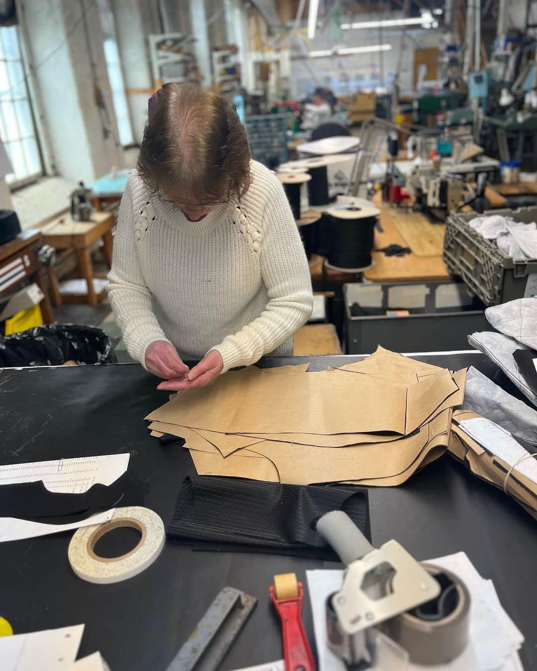 バンソンさんのインスタグラム写真 - (バンソンInstagram)「We wanted to highlight our hardworking team in Fall River who makes everything happen. Thank you! #handmade #vansonleathers 🏍️」4月13日 2時37分 - vansonleathers