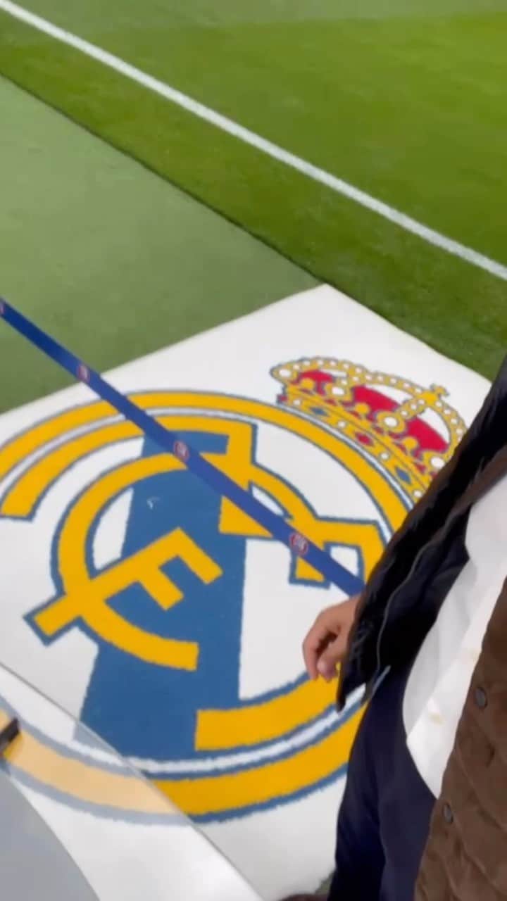 リオ・ファーディナンドのインスタグラム：「Stand on the crest or not to?? @realmadrid   @therealjoecole said it, “don’t poke the bear on nights like tonight” 😂😂  #madrid  #ucl #halamadrid」