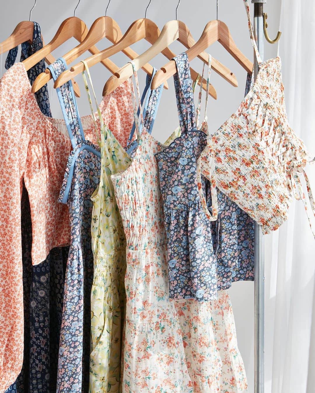 American Eagleのインスタグラム：「floral and smocked tops for spring? ✨groundbreaking✨」