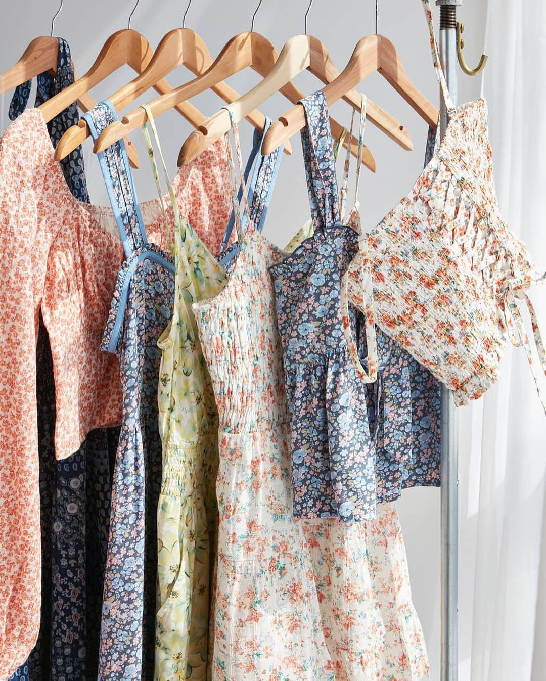 American Eagleのインスタグラム：「floral and smocked tops for spring? ✨groundbreaking✨」