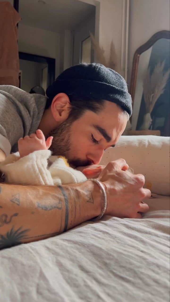 NICOLAS SIMOESのインスタグラム：「These little moments with Joy 🥺🤍 (thank you for the love at the end)」