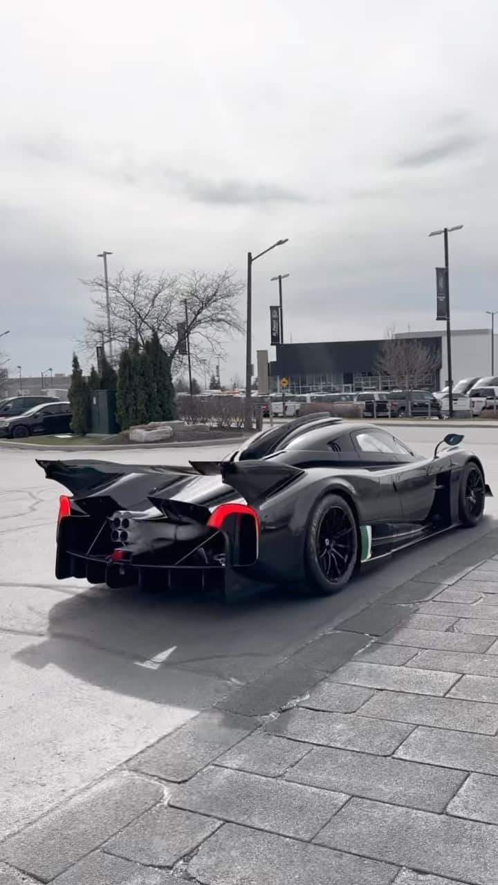 CarsWithoutLimitsのインスタグラム：「The Pagani Huayra R has arrived in Toronto! 🌪️   Thank you @paganioftoronto & @chrisgreengt3 for allowing us to capture exclusive content!   🎥 @therealabd @carswithoutlimits   #carswithoutlimits #pagani #huayra #paganihuayrar #huayrar #trackcar #paganiautomobili #reelsofinstagram」