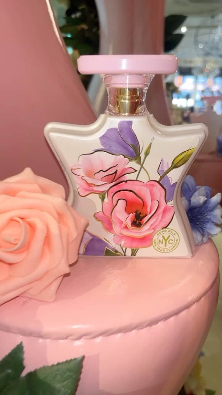 ボンド・ナンバーナインのインスタグラム：「🌸🌺NEW YORK FLOWERS🌸🌺Available Now.  Notes: Anjou Pear Juicy Clementine Kir Royale Accord Rose de Grasse Amber Florentine Iris Jasmine Sandalwood  #newyorkflowers #scentsofnewyork #bondno9ny #newyorkcity #scentsofthecity #bondno9nyc #mileycyrusflowers #nycflowers #newyorkflowersbondno9」