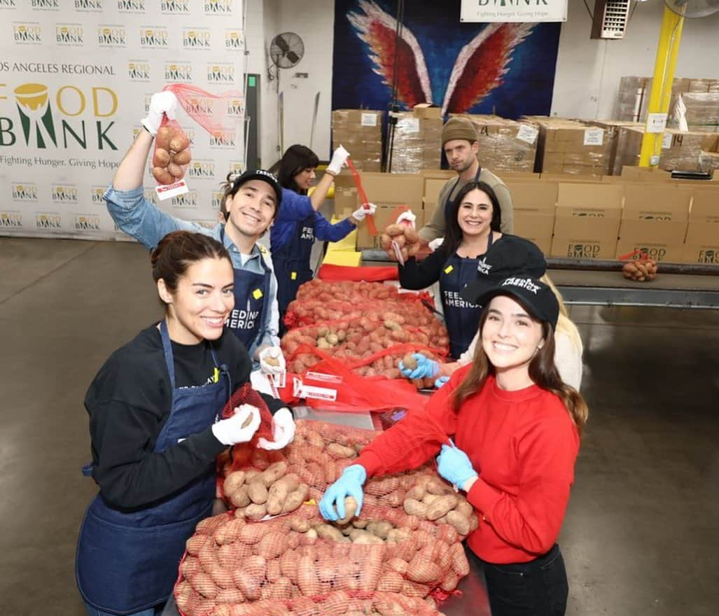 ロレンザ・イゾさんのインスタグラム写真 - (ロレンザ・イゾInstagram)「Happy #NationalVolunteerMonth! I volunteered with @FeedingAmerica and the @LAFoodbank - It’s fun, fulfilling, and food banks need our help. You too can #volunteer with Feeding America and help #makeadifference - contact your local food bank to learn more about opportunities. 🥔」4月13日 3時13分 - lorenzaizzo