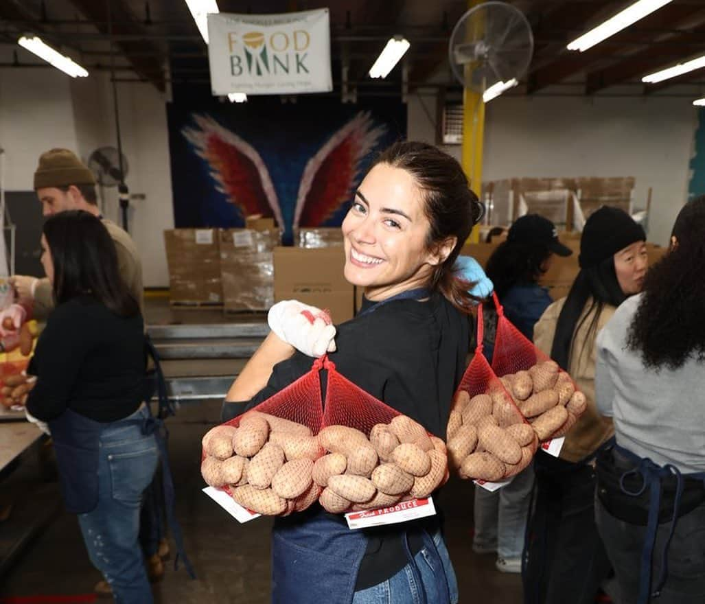 ロレンザ・イゾさんのインスタグラム写真 - (ロレンザ・イゾInstagram)「Happy #NationalVolunteerMonth! I volunteered with @FeedingAmerica and the @LAFoodbank - It’s fun, fulfilling, and food banks need our help. You too can #volunteer with Feeding America and help #makeadifference - contact your local food bank to learn more about opportunities. 🥔」4月13日 3時13分 - lorenzaizzo