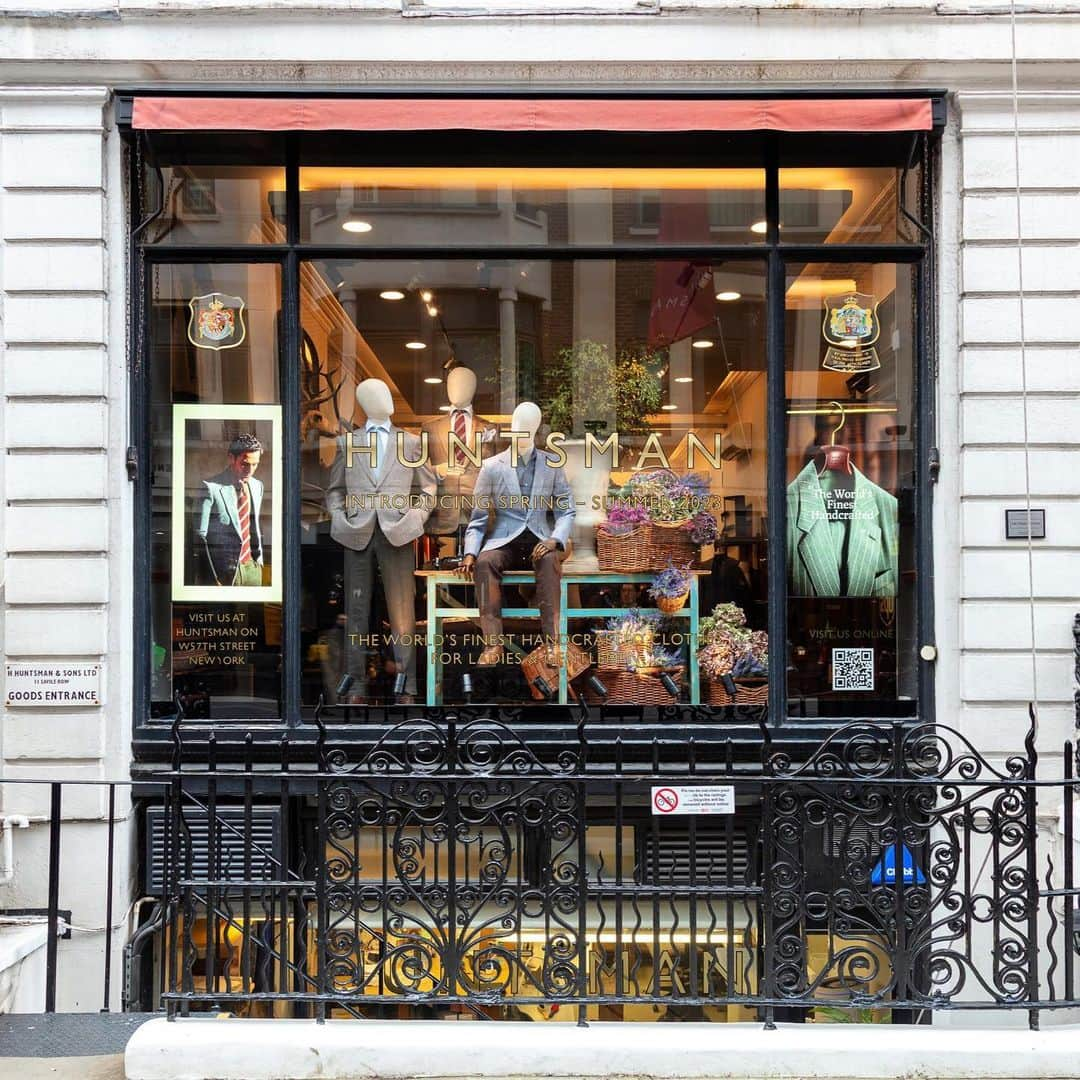 ハンツマンさんのインスタグラム写真 - (ハンツマンInstagram)「Have you seen the latest window display at 11 Savile Row? With the launch of our ready-to-wear collection, we are welcoming Spring-Summer 2023 in Provence style. Though spring has arrived a little later than anticipated, this new collection provides plenty of elegant tailoring for your warm-weather wardrobe. For at home or abroad, or wherever you find blue skies.   Shop the entire collection via LinkinBio.   #huntsman #huntsmansavilerow #savilerow #savilerowstyle #bespokestyle #bespoketailoring #bespokelifestyle #mensfashion #menswear #menstailoring #tailoring #mensstyle #styleinspo #suits #jackets #trousers #shirts #menswear #SS23 #bespoke #readytowear #provence #luxury #summer #spring #StTropez #Marseille #Caen」4月13日 3時21分 - huntsmansavilerow