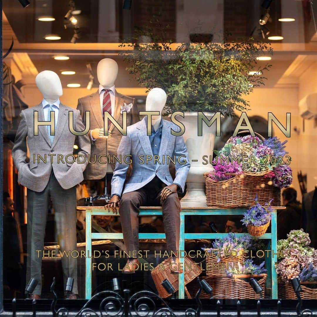 ハンツマンのインスタグラム：「Have you seen the latest window display at 11 Savile Row? With the launch of our ready-to-wear collection, we are welcoming Spring-Summer 2023 in Provence style. Though spring has arrived a little later than anticipated, this new collection provides plenty of elegant tailoring for your warm-weather wardrobe. For at home or abroad, or wherever you find blue skies.   Shop the entire collection via LinkinBio.   #huntsman #huntsmansavilerow #savilerow #savilerowstyle #bespokestyle #bespoketailoring #bespokelifestyle #mensfashion #menswear #menstailoring #tailoring #mensstyle #styleinspo #suits #jackets #trousers #shirts #menswear #SS23 #bespoke #readytowear #provence #luxury #summer #spring #StTropez #Marseille #Caen」