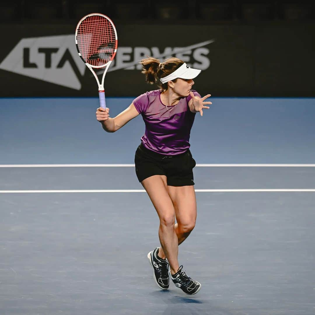 アリーゼ・コルネさんのインスタグラム写真 - (アリーゼ・コルネInstagram)「Stage de préparation terminé. Allez la #TeamFrance ✊️🇨🇵 !!   Très heureuse de fêter ma 15ème saison en équipe de France 😊🎉  #ENGFRA @billiejeankingcup  📸 @paulineballet / FFT」4月13日 3時25分 - alizecornet