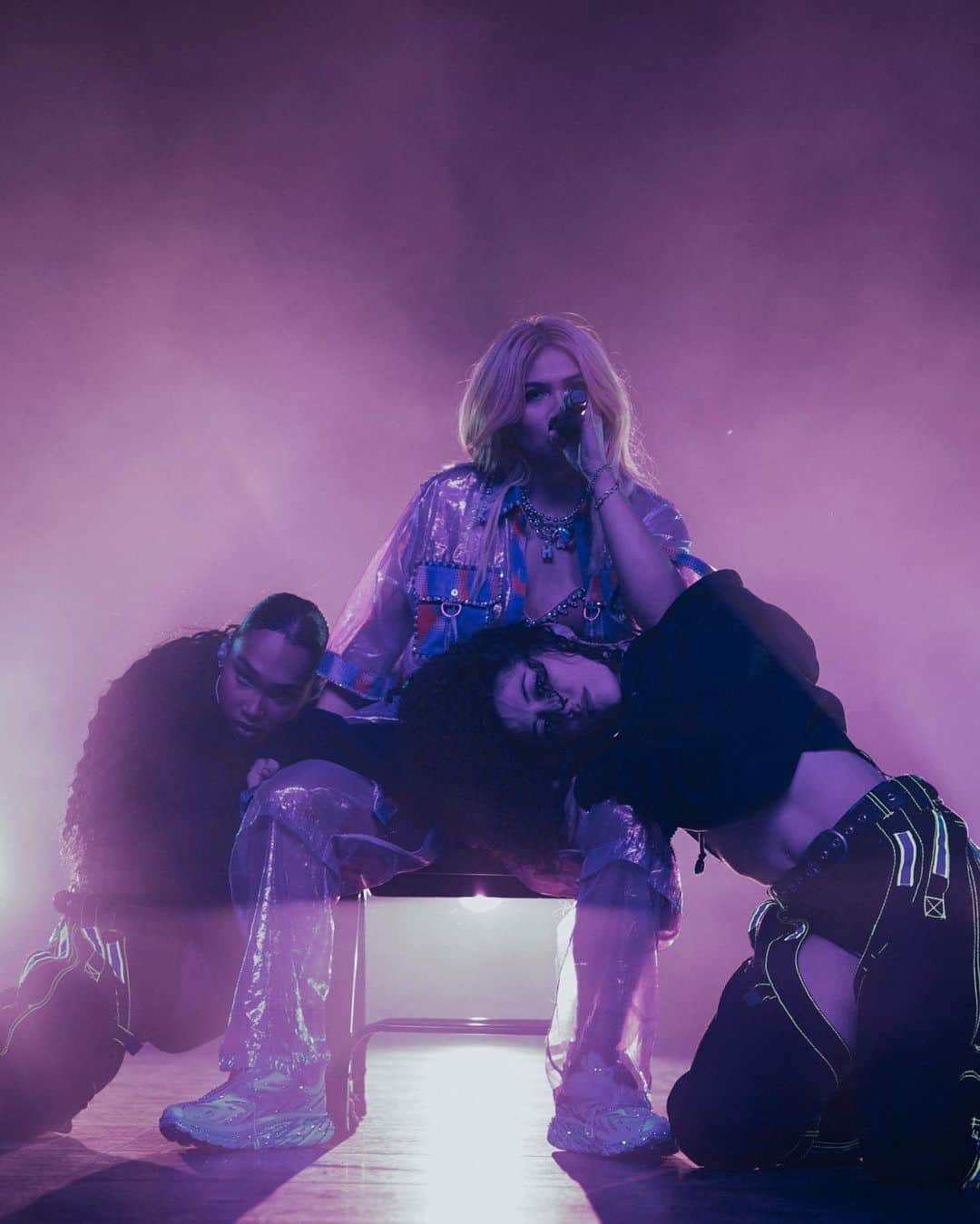 ヘイリー・キヨコのインスタグラム：「Brussels you were so loud my ears are still ringing. 😂This tour has only just begun but I have a feeling it might be the most special one yet. Thanks to YOU🥺💜 Amsterdam tmrw! I love you all so much! 🥹🥹🌈💜」