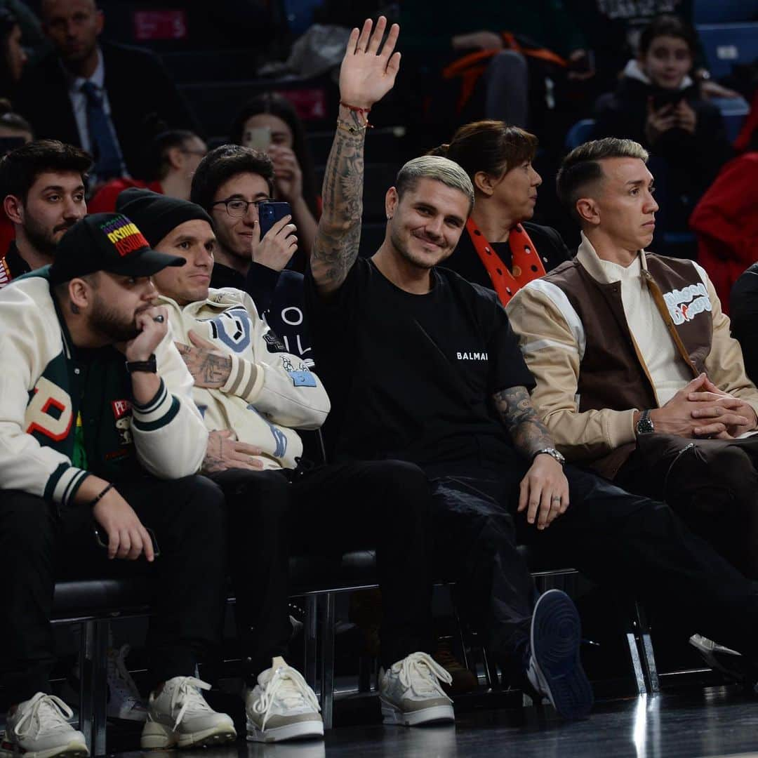 マウロ・イカルディさんのインスタグラム写真 - (マウロ・イカルディInstagram)「Basket Night 🏀🦁  #cimbom #galatasaray」4月13日 3時38分 - mauroicardi