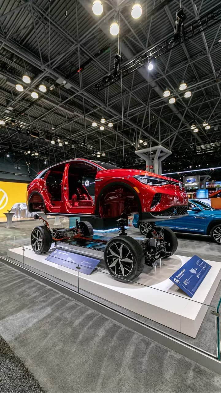 Volkswagen USAのインスタグラム：「It’s what’s on the inside that counts.  We took an “insider’s look” at the ID.4 to the next level @nyautoshow. What part of our ID.4 cutaway caught your eye?  #VWID4 #NYAutoShow」