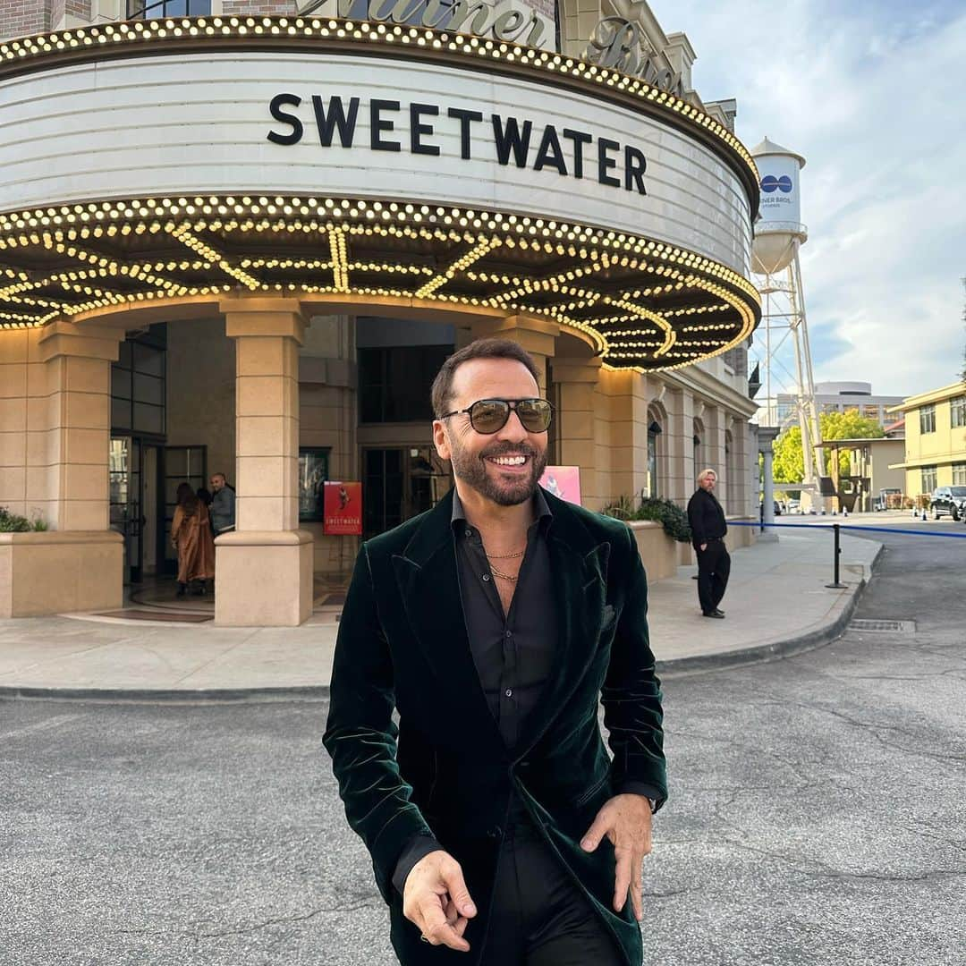 ジェレミー・ピヴェンのインスタグラム：「Last nights premiere felt like a family reunion… What a beautiful group of people. Blessed to know and have worked with all of them. Really proud to bring you the story of the first African-American player to sign with NBA. We open Friday you guys so I’ll see you at the movies, literally…. I’m behind you so turn around. Thanks @helenrobertsonhmu  for the brilliant make up」