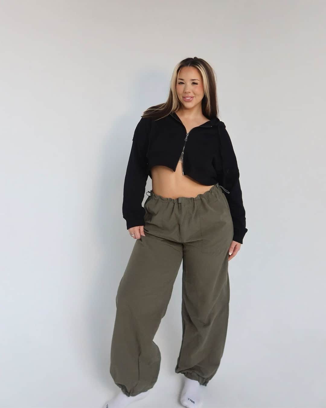エアロポステールのインスタグラム：「NEW! Baggy parachute pants are here, so your summer style can take flight ✈️ #WearAero」