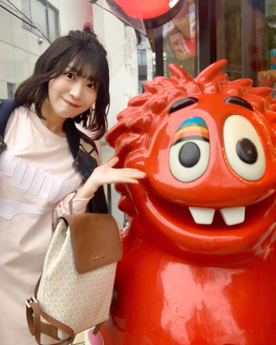 福島ゆかさんのインスタグラム写真 - (福島ゆかInstagram)「： Cookie Time   同じ赤色担当の可愛いキャラクター　クッキーマンチャーがお出迎えしてくれる可愛いカフェ🍪  こちらのクッキーは身体に優しいオーガニッククッキーで、ニュージーランドで大人気だそうです。  おいしそうなメニューがたくさん、、 店内もすっごくかわいい、、  次はクッキードゥやスモアも一緒に食べたいなぁ、、  ‥あ。ダイエット中でした（笑）  #cookietime  #cookies  #クッキータイム #クッキー #カフェ #cafe #スモア #チョコ #チョコチップ #ドリンク #原宿 #原宿カフェ  #青山 #赤 #明治神宮 #竹下通り」4月13日 4時00分 - yuka_fukushima_