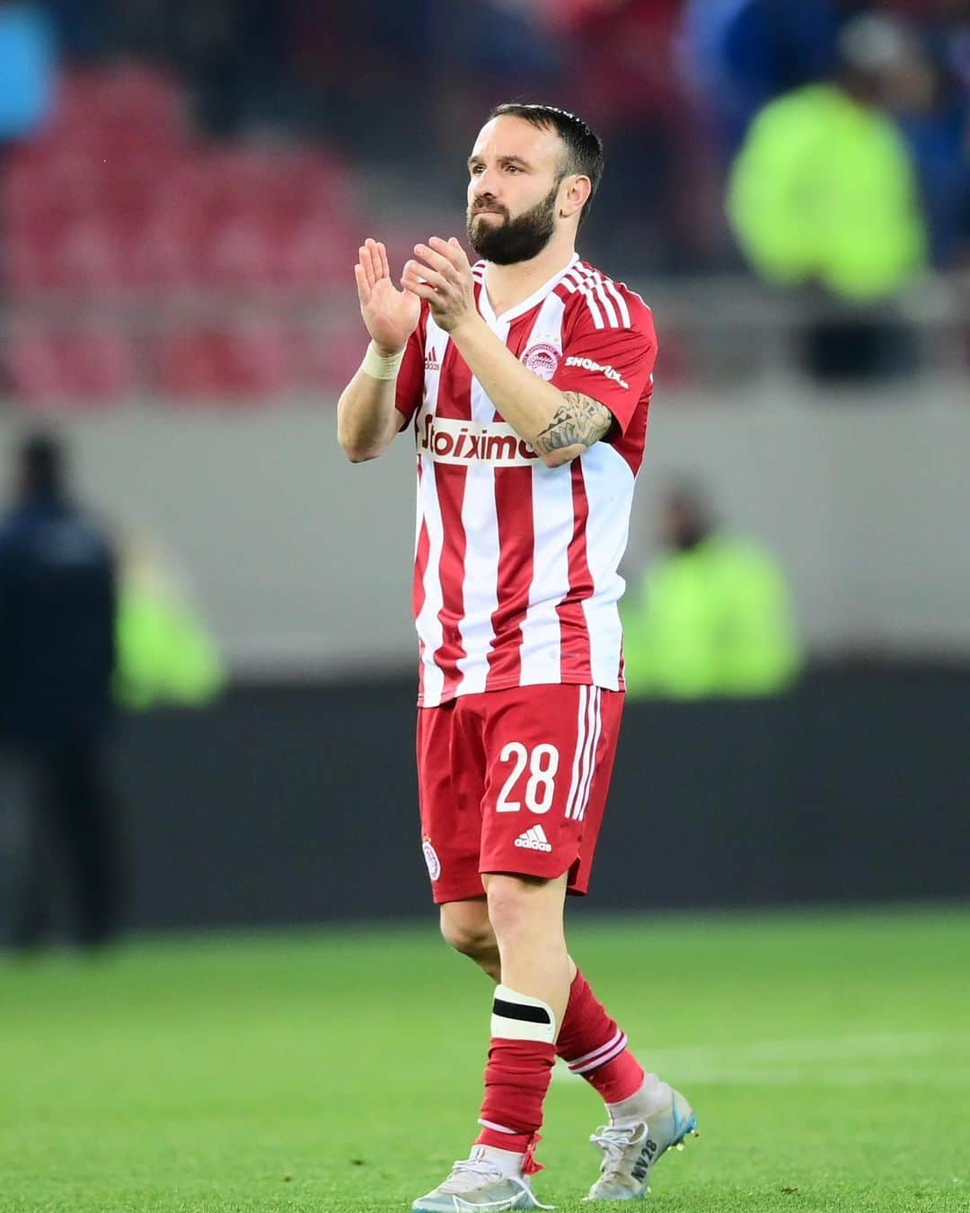 マテュー・ヴァルブエナのインスタグラム：「Disappointed to get out of the #GreekCup but we showed character today. Now, focus on the championship and let’s keep fighting 🔴⚪️ #Olympiacos」