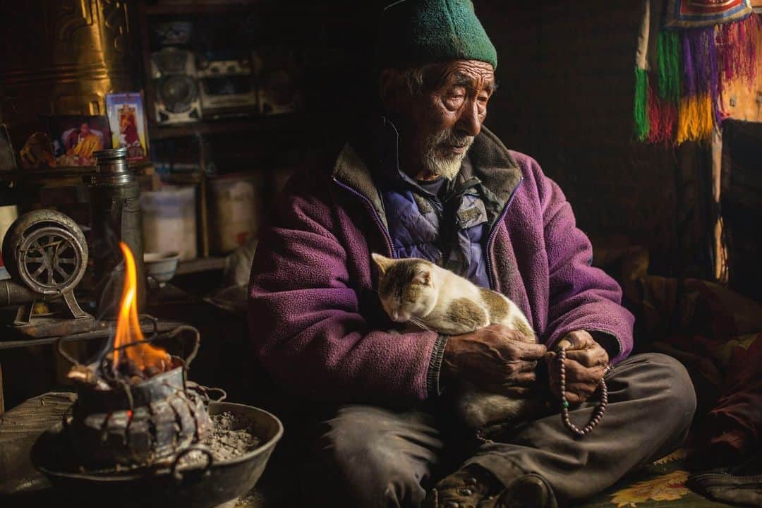 のインスタグラム：「Photo by Aaron Huey @argonautphoto | This post honors Karma Tsering Sherpa (1930-2023), who I was lucky enough to spend some time with while working on a story about Sherpas for the magazine in 2013. Karma was known and loved by many of us in the photographic community. I learned of his passing when his grandson, Pemba, announced that, as his Buddhist faith teaches, the spirit of Karma had completed the 49th day seeking a rebirth in a journey after life into a new existence.   It reminded me of his mantra. He'd recite it on our many walks and in his home, day and night (almost inaudibly but still incessantly). With these six syllables, he hoped he and all other living beings would be released from the cycle of suffering that is birth, death, and rebirth: “Om mani padme hum, om mani padme hum, om mani padme hum... "   To the people of Nepal's Khumbu Valley, each syllable is its own powerful prayer. The syllables represent a release from different realms of suffering: "Om" for ego and pride, "ma" for jealousy, "ni" for passion and desire, "pad" for ignorance and prejudice, "me" for greed and possessiveness, and "hum" (sometimes "hung") for hatred and aggression.  And so, asked for or not, Karma prayed for all of us climbers wandering through his Himalayan backyard, reciting the mantra thousands of times a day, counting each on a long string of beads, like all the elders of the valley do. In the Khumbu you cannot avoid ceremony, even if you wanted to. The air is full of prayers and sacred smoke. It's inhaled and cleans you out without express permission; you are blessed for just having walked there. Now, after his 49 days of seeking, Karma is reborn. We celebrate you, Karma! For more imagery of Sherpa life and culture, follow @argonautphoto.」