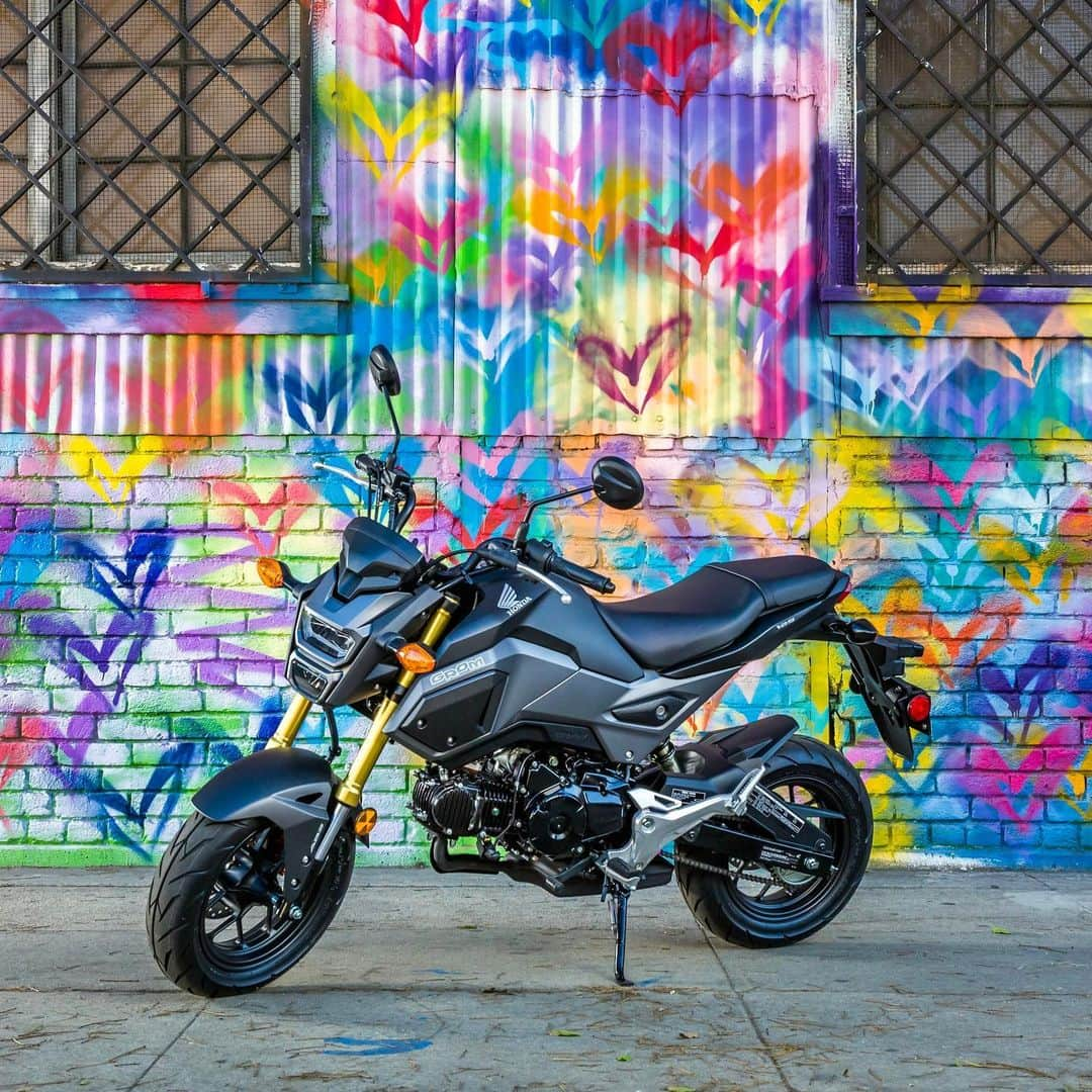 Honda Powersports USさんのインスタグラム写真 - (Honda Powersports USInstagram)「The purveyor of fun. From new riders to life-long enthusiasts, the Grom has earned a passionate following and become one of the most popular motorcycles on the planet.  #miniMOTO #Honda #HondaGrom  #BetteronAHonda」4月13日 4時31分 - honda_powersports_us