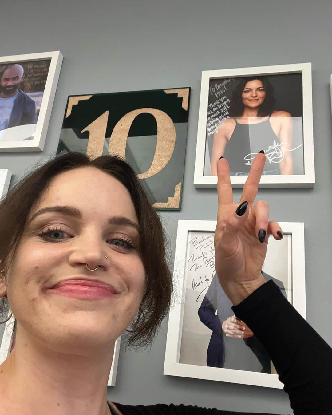 リンジー・ピアースのインスタグラム：「April layoff ✨  1) love me a @jennydinoia sighting at @broadwayplus  2) 🌼🌼  3) current book club read (it’s RUL good)  4) 🌞✨  5) spring 🥹  6) JUMP SCARE 🐰 (if you’re not getting invasive selfies from me are we even friends?)  7) two daisies @emilymartinezofficial  8) the loveliest man/theater date @mattymaggiacomo  9) baby’s first time seeing a Sondheim musical live, so it had to be @sweeneytoddbway 😭❤️  10) more of this always」
