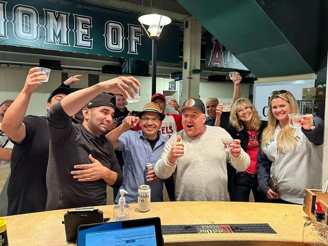 ディーン・ノリスのインスタグラム：「Took my kitchen crew from  my restaurant @swinginncafe to an @angels game last night. Fair to say we had a great time. If you’re ever in Temecula stop by!」