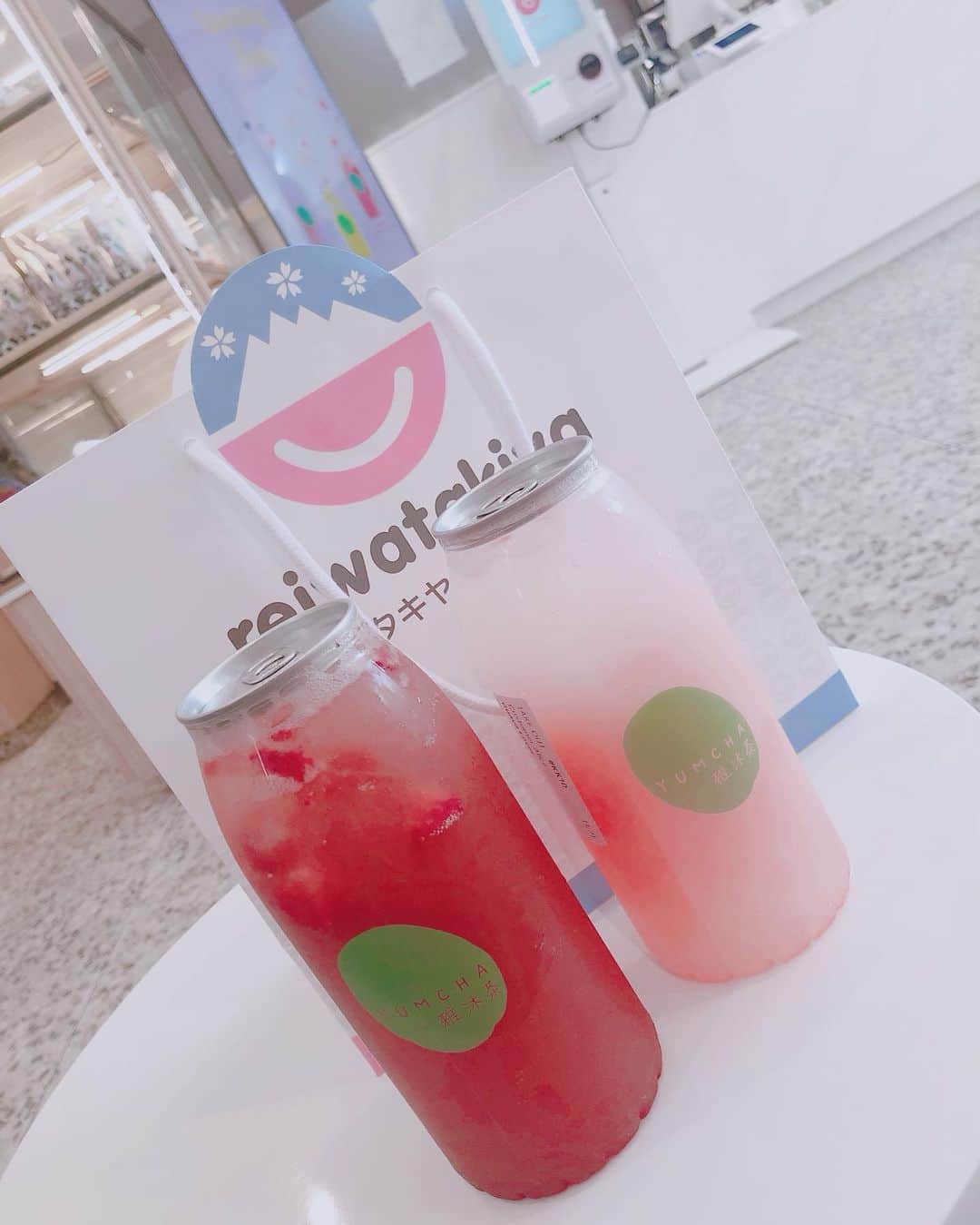 Elizabunnii エリザバニーさんのインスタグラム写真 - (Elizabunnii エリザバニーInstagram)「💝My hand healing is motivated by being able to once again hold boba in one hand & take a selfie with another💝」4月13日 4時43分 - dollie.bunnie