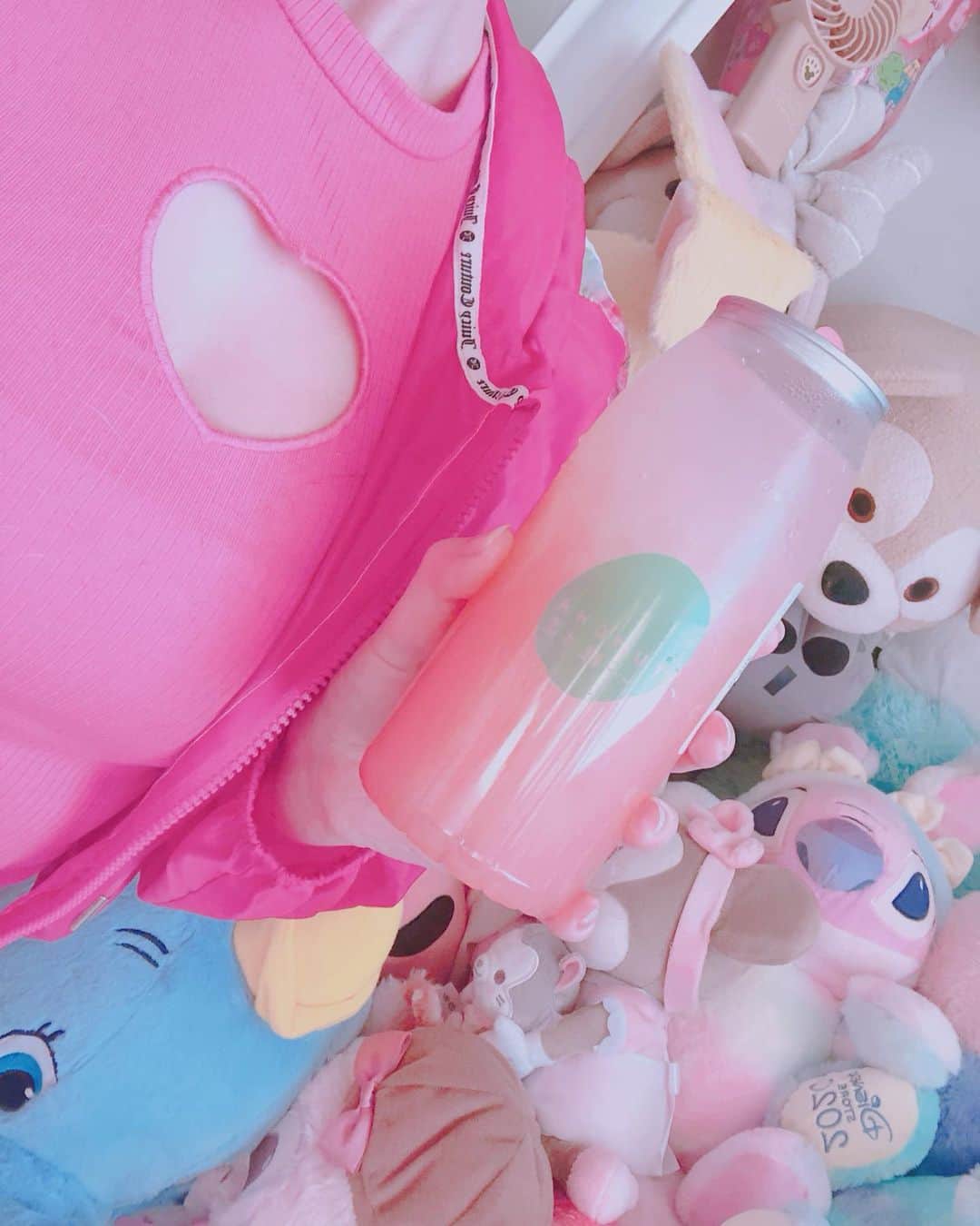 Elizabunnii エリザバニーのインスタグラム：「💝My hand healing is motivated by being able to once again hold boba in one hand & take a selfie with another💝」
