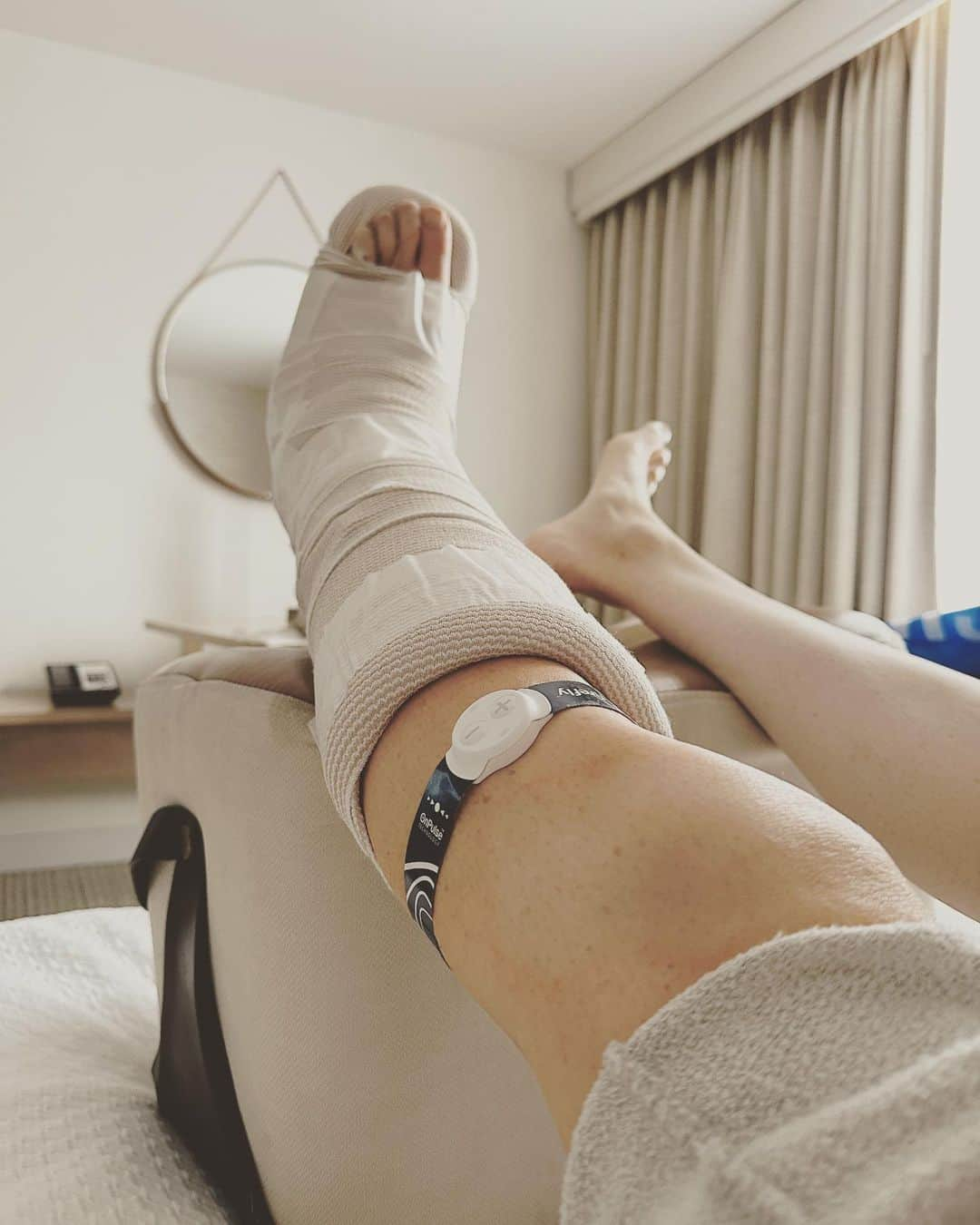 ケリー・ウォルシュ・ジェニングスのインスタグラム：「Let the healing begin ❤️‍🩹   @fireflyrecovery post workout, post tourney, mid-flight, post-op ✨  Grateful for my team of healing & recovery modalities & humans. Onward I go to perfect health & a return to a physicality that I’ve been missing for many years. It’s ON!!!!」