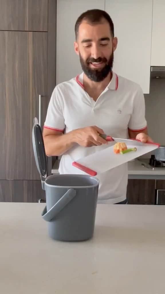 OXOのインスタグラム：「Simplify composting with our Easy-Clean Compost Bin. With an odor-reducing lid and countertop friendly design, OXO's Compost Bins are an easy way to add composting into your daily routine. Learn more at the link in bio. 📹 by @davecoast #OXOBetter」