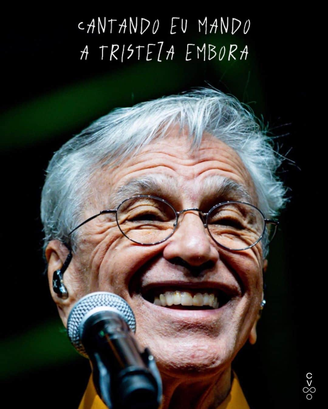 カエターノ・ヴェローゾのインスタグラム：「Fiz para Gil e eu gravarmos no Tropicália 2. É uma celebração, um samba sobre o samba. Nessa canção, o samba é um projeto de Brasil, e eu gosto disso. João Gilberto gravou o Desde que o Samba é Samba. Isso para mim foi um presente inestimável. Ele fez uma coisa tão linda e o samba só então ficou sendo realmente o que as pessoas diziam – e que parecia uma ideia cafona: um clássico. ❤️👈🏼  A faixa está disponível na #PlaylistDoCaetano no @spotifybrasil. Ouça agora! Link nos stories. 💿🎶  🗓️ Agenda de shows: caetanoveloso.com.br/agenda.  📸: Anderson Carvalho  #CaetanoVeloso #UnsProduções #DesdeQueOSambaÉSamba」