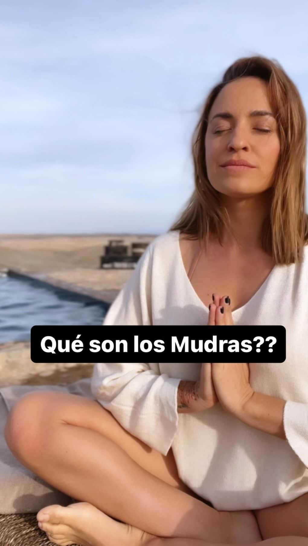 ジェマ・マリンのインスタグラム：「🙏🏼 👌🏼 Los Mudras son son gestos que realizamos con las manos y nos ayudan a transformar la energía de nuestro cuerpo.   En las culturas antiguas, se dice que nuestras manos guardan un gran poder y tienen la capacidad de sanarnos, elevar nuestra energía y contribuir a un bienestar general. 💫  Por aquí os dejo el beneficio de algunos de ellos🫶🏻  Pranam Mudra 🙏🏼  Al juntar las manos, estamos neutralizando la polaridad positiva y negativa del campo electromagnética . Esto te centra a ti en ti mismo, llevándote al estado de meditación u oración. También se crea una resonancia en el cerebro que lo saca de su ritmo normal y lo conduce a un estado meditativo.  Kali mudra   El uso de este mudra nos ayuda a enfrentarnos a retos. Nos da esa fuerza interior que necesitamos para superar aquellos desafíos que se nos presentan y a salir de ellos con energías renovadas.  Hakini mudra   Siempre que nos encontremos intranquilos, podemos practicarlo para volver a un estado de conciencia y seguridad. El uso de este mudra nos ayuda a gestionar mejor nuestros pensamientos y emociones ayudándonos, así a una mejor concentración y revitalización de nuestra actividad mental.  Chin mudra 👌🏼  Ayuda en el flujo de energía corporal para que circule equilibradamente.Fortalece la memoria y estimula la inteligencia. Con este mudra se puede alcanzar la iluminación o despertar de la conciencia.  Prana mudra ✌🏼  Es un mudra muy poderoso que cuenta con gran variedad de beneficios como promover nuestra energía, mejorar nuestro sistema inmune, ayudar a gestionar las emociones y aumentar la confianza en uno mismo.  Abhaya mudra ✋🏼  El significado de abhaya es tranquilidad, paz, serenidad, ausencia de miedo. Este es uno de los mudras más antiguos que existe y, sin duda, el más conocido. Su uso nos aporta lo que su nombre indica: serenidad, coraje e intrepidez  #mudras #yoga #meditacion #meditation #calm #innerpeace #🙏🏼  Info @xuanlanyoga」