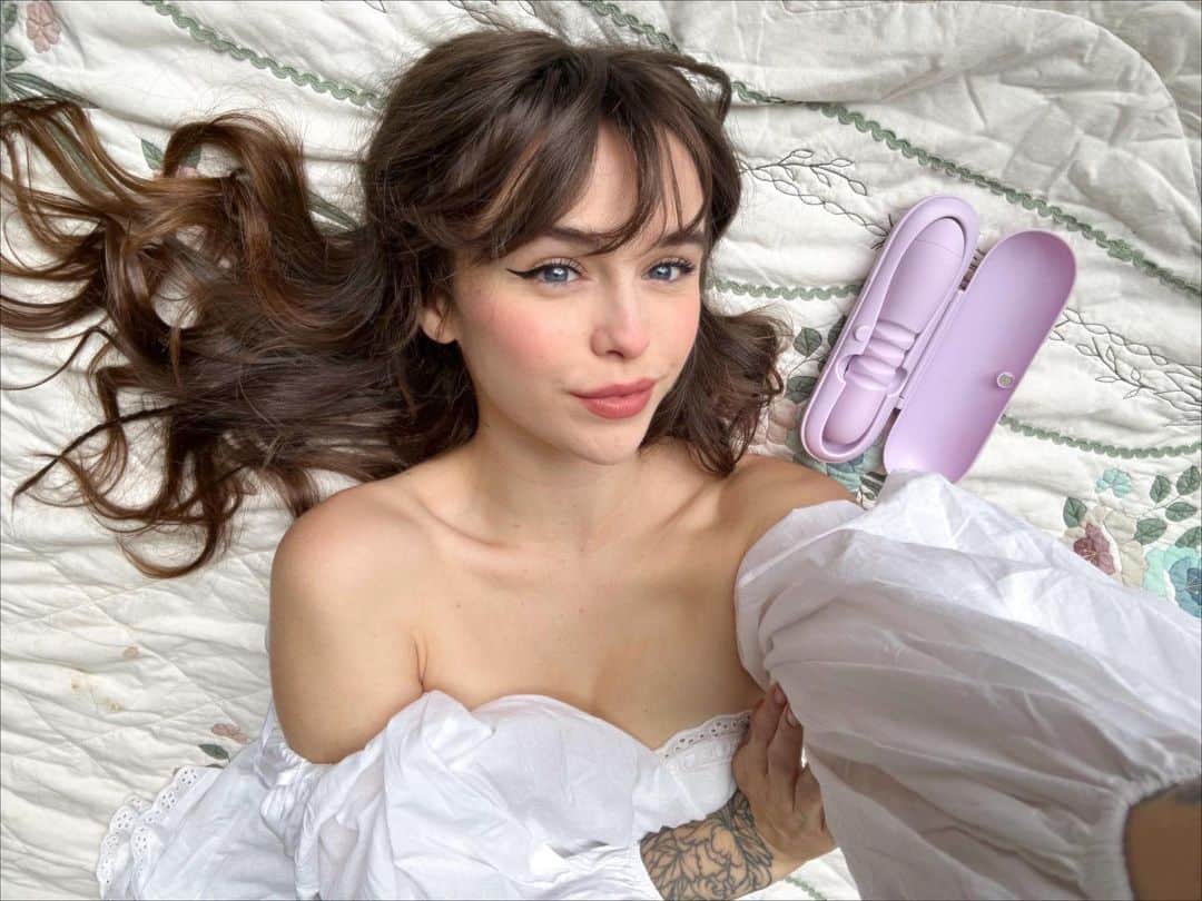 Acacia Brinleyのインスタグラム：「🌷VIBE GIVEAWAY🌷  Since we had so much fun last time, I’m hooking you all up with vibrators, again! EVERYONE who signs up to my giveaway will receive either a free vibrator or a gift card! All you have to do is: ​ ✨ Click the link in my Instagram bio ✨ Sign up with your email ✨ See your first gift from @bellesaco ​ 100% discreet shipping & billing ✨ Ships worldwide 🌍 Tag someone who deserves a vibe!」