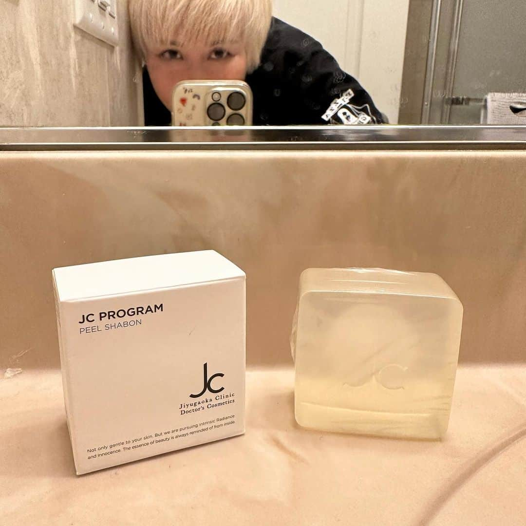 川澄奈穂美さんのインスタグラム写真 - (川澄奈穂美Instagram)「🧼🧼🧼 ▽ たっぷりの泡で贅沢に洗顔してます🫧  #JCピールシャボン #枠練り透明石けん #自由が丘クリニック #ドクターズコスメティクス」4月13日 5時06分 - naho_kawasumi_9