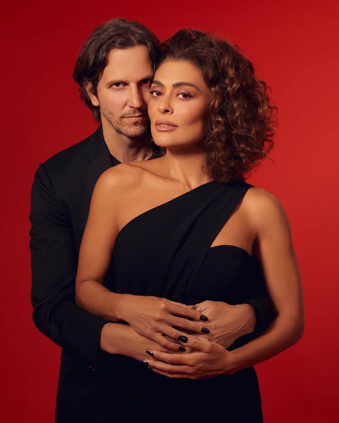 ジュリアナ・パエスのインスタグラム：「Liana (Juliana Paes) é uma mulher que sonha em ser mãe, mas seus desejos e seu casamento com Tomás (Vladimir Brichta) acabam sendo atravessados por eventos inesperados… Vem aí Pedaço de Mim, um melodrama brasileiro sobre perdas e aprendizados que vai mexer com todo mundo. Em breve!   📷: Marcus Sabah/Netflix」