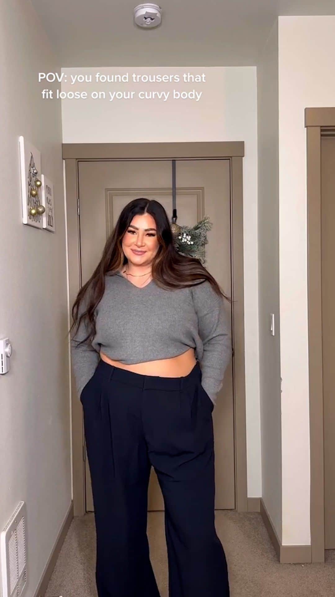 Abercrombie & Fitchのインスタグラム：「You wear the Sloane so well, we had to make her in more sizes. Our viral A&F Sloane Tailored Pant is now available in Curve Love. 🤍  📸: @vanezznezz  🎥: thevanezzezz on TikTok」