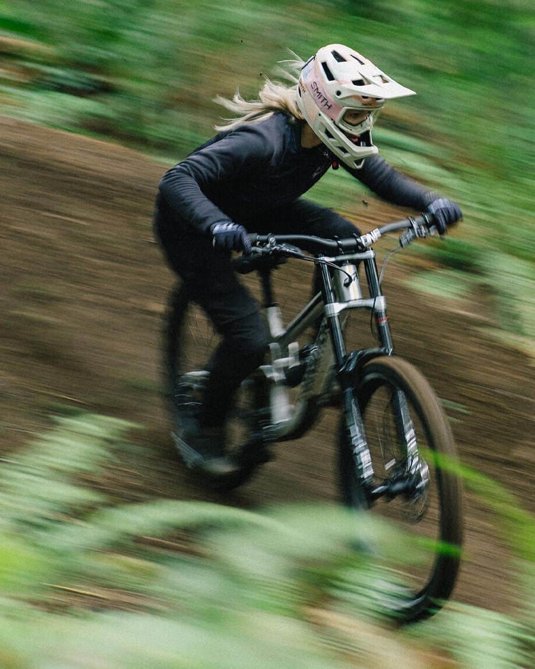 Smithのインスタグラム：「Bone Gradient appreciation post 🙌  We're stoked about this colorway and are looking forward to seeing it on riders in the wild this season. Head to the link in our bio to find your favorite product in this color.   🚵: @alethaostgaard 📸: @transitionfactoryracing」