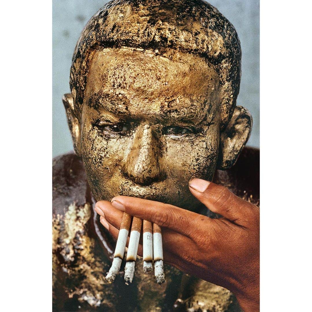 スティーブ・マカリーさんのインスタグラム写真 - (スティーブ・マカリーInstagram)「A devotee holds cigarettes up to a statue of a spiritual guru, wizard and scholar, Bo Min Gaung. This is done to show respect and devotion for his enduring influence. This custom is a long-standing tradition at the Shwedagon Pagoda in Yangon, Myanmar (Burma). 1995.」4月13日 5時49分 - stevemccurryofficial