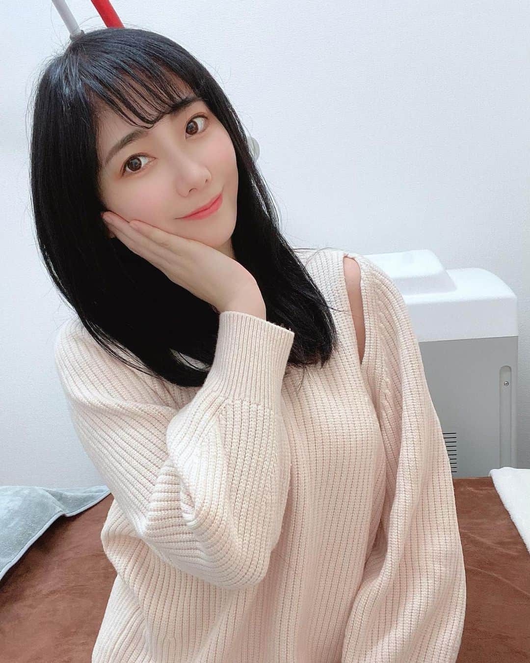 いけながあいみのインスタグラム：「顔のシミ取り😊🤍 ・ 私の親戚がやってる「ビークリニック」で、ピコスポットをやってきたよ❣️ ・ なかなかしつこいシミだったけど、3度目でほぼ消えました✨ ・ 紫外線が強くなる夏前に消えて良かったーっ😄✨ ・ 今60%オフキャンペーンもやってるみたいなので、シミ取りしたい方は行ってみてねー💖 ・ しかも、今ならクッキーももらえるらしい😆🍪✨ ・ VISIA（ビジア）って機械で肌年齢の測定もやってもらえるよ！（目を閉じてって言われたのに開けちゃったら怖い写真撮れちゃった🤣笑） ・ 保険診療の皮膚科もあるから安心だよ✨  🏥 ビークリニック 📍 〒106-0047 東京都港区南麻布２丁目１０−２  🚃 白金高輪駅から徒歩8分  #シミ取り #ピコレーザー #ピコスポット #美肌 #艶肌 #visia #肌診断 #シミ #シミケア #シミ対策 #肌質改善 #肌荒れ #美白 #美白ケア」